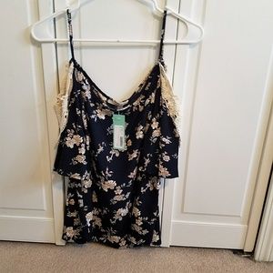 BNWT Gorgeous Ludo Cold Shoulder Top w/Crochet